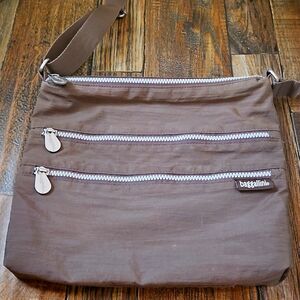 Baggallini‎ Tan Crossbody Bag with Silver Accents.